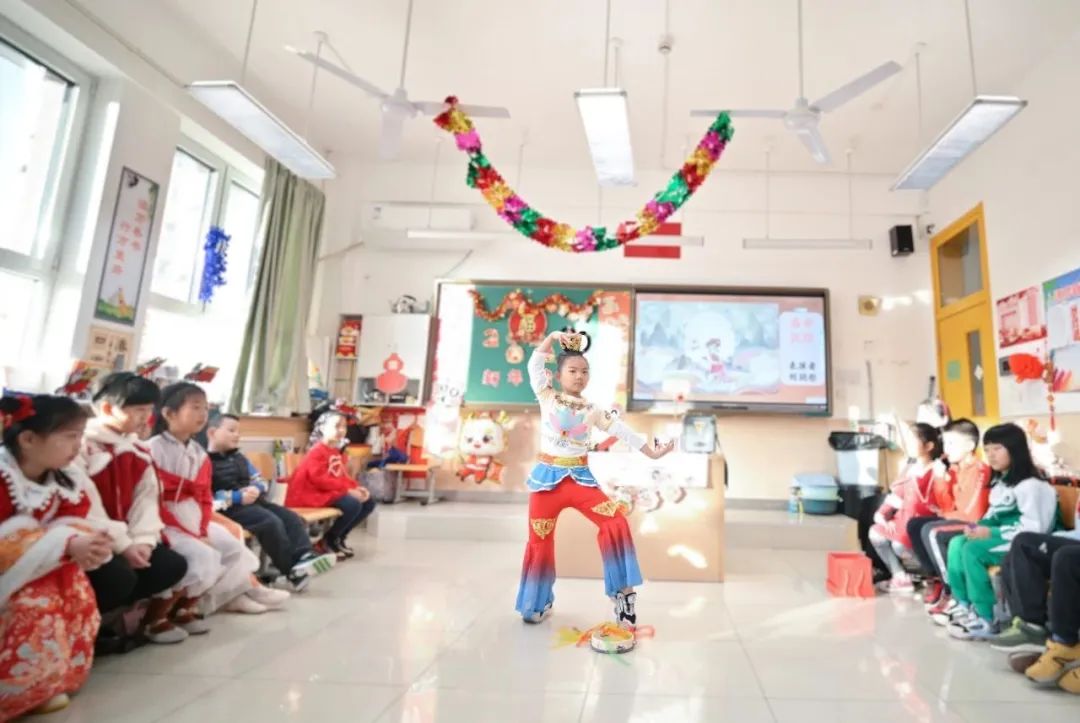 “祥蛇纳福迎新年 童趣盎然启华篇”  崇文小学2025元旦联欢活动