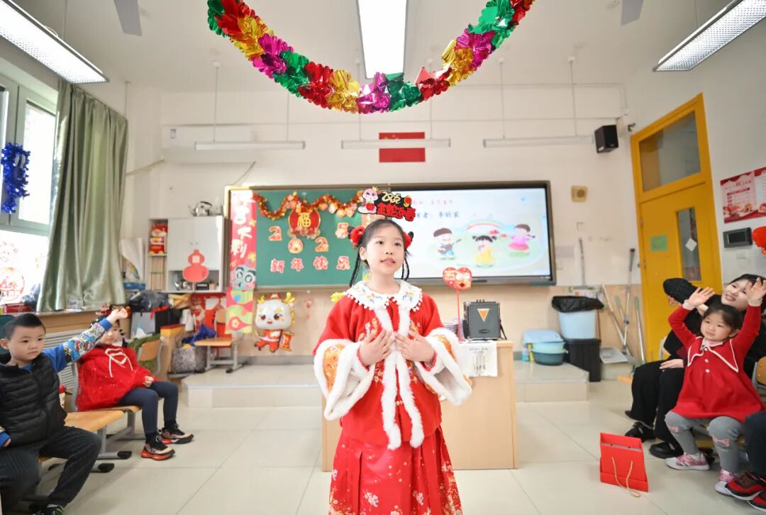 “祥蛇纳福迎新年 童趣盎然启华篇”  崇文小学2025元旦联欢活动