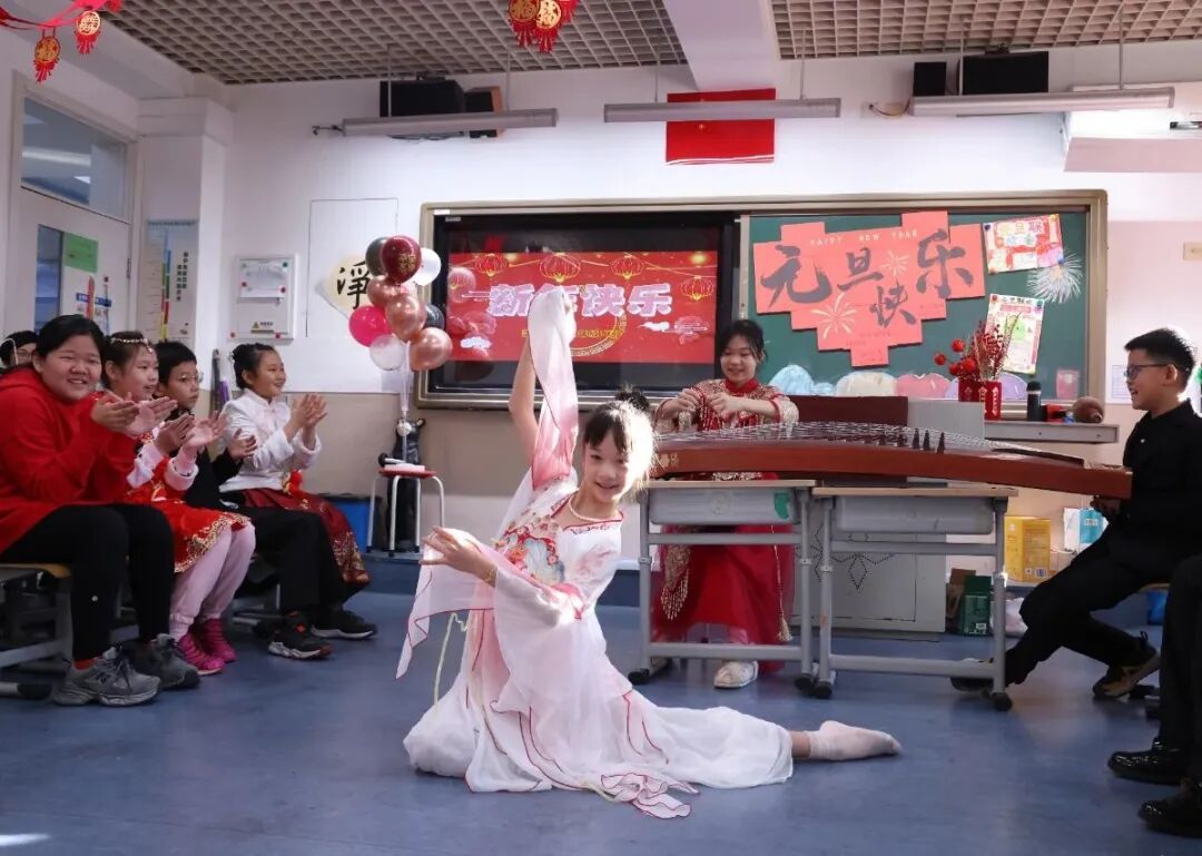 “祥蛇纳福迎新年 童趣盎然启华篇”  崇文小学2025元旦联欢活动