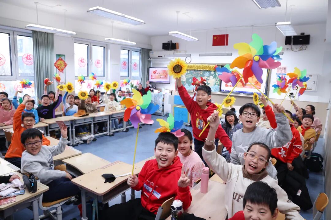 “祥蛇纳福迎新年 童趣盎然启华篇”  崇文小学2025元旦联欢活动