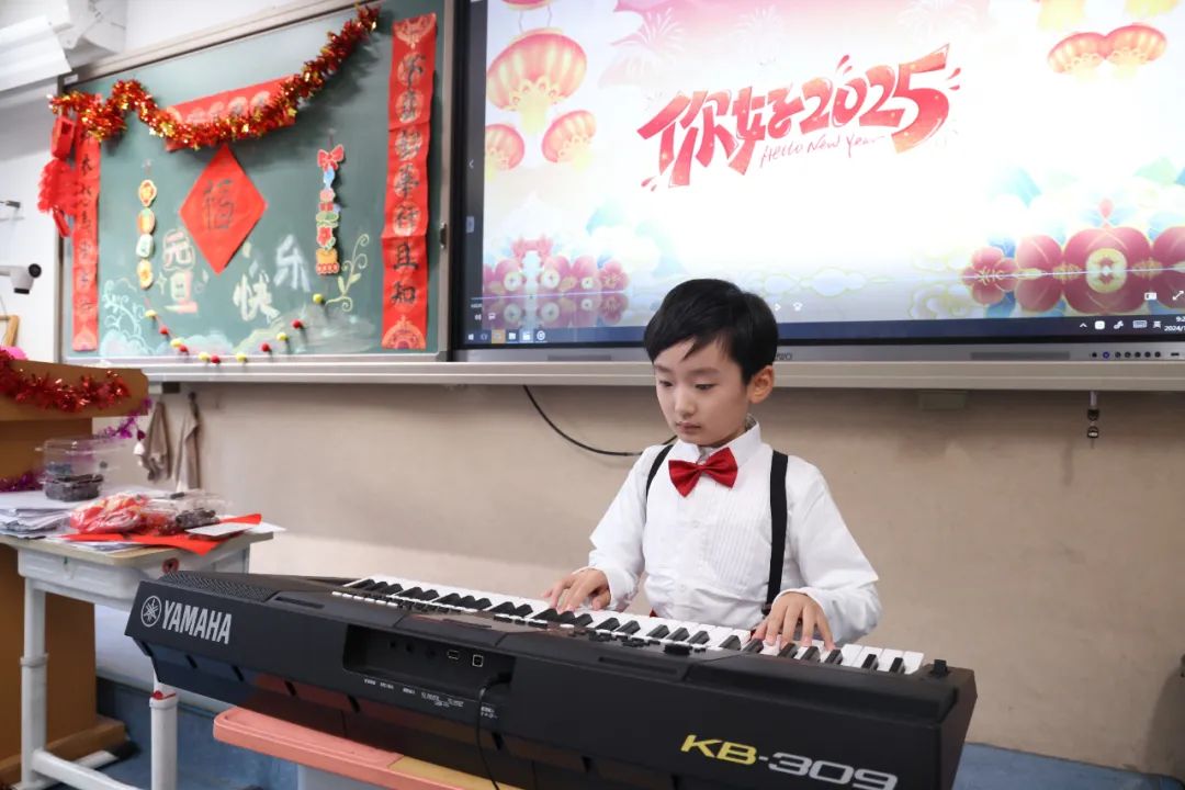 “祥蛇纳福迎新年 童趣盎然启华篇”  崇文小学2025元旦联欢活动