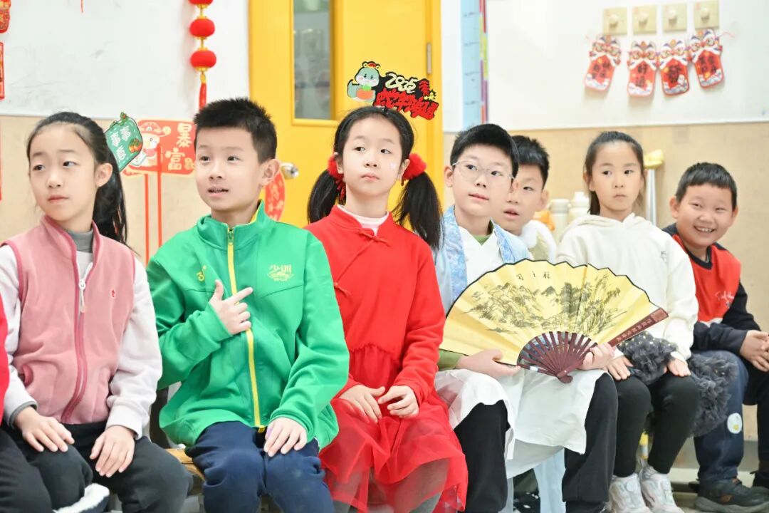 “祥蛇纳福迎新年 童趣盎然启华篇”  崇文小学2025元旦联欢活动