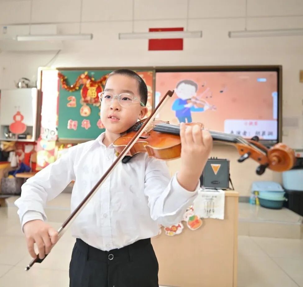 “祥蛇纳福迎新年 童趣盎然启华篇”  崇文小学2025元旦联欢活动