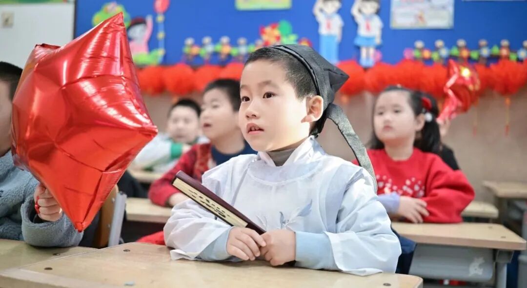 “祥蛇纳福迎新年 童趣盎然启华篇”  崇文小学2025元旦联欢活动