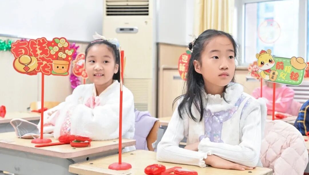 “祥蛇纳福迎新年 童趣盎然启华篇”  崇文小学2025元旦联欢活动