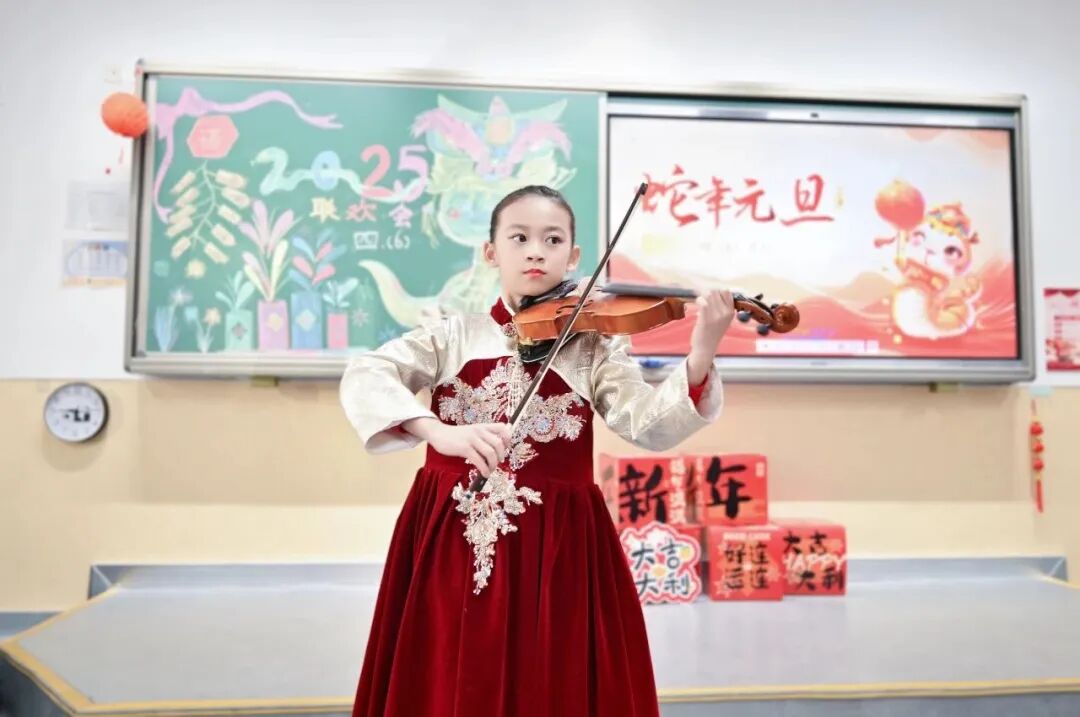 “祥蛇纳福迎新年 童趣盎然启华篇”  崇文小学2025元旦联欢活动