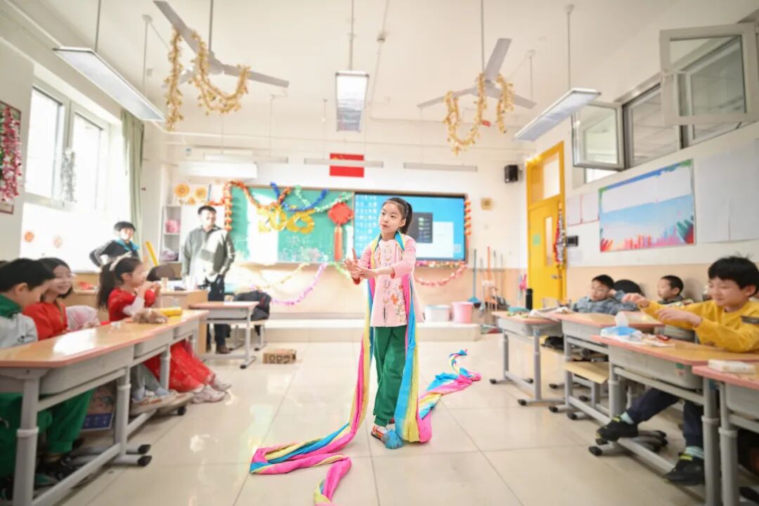 “祥蛇纳福迎新年 童趣盎然启华篇”  崇文小学2025元旦联欢活动