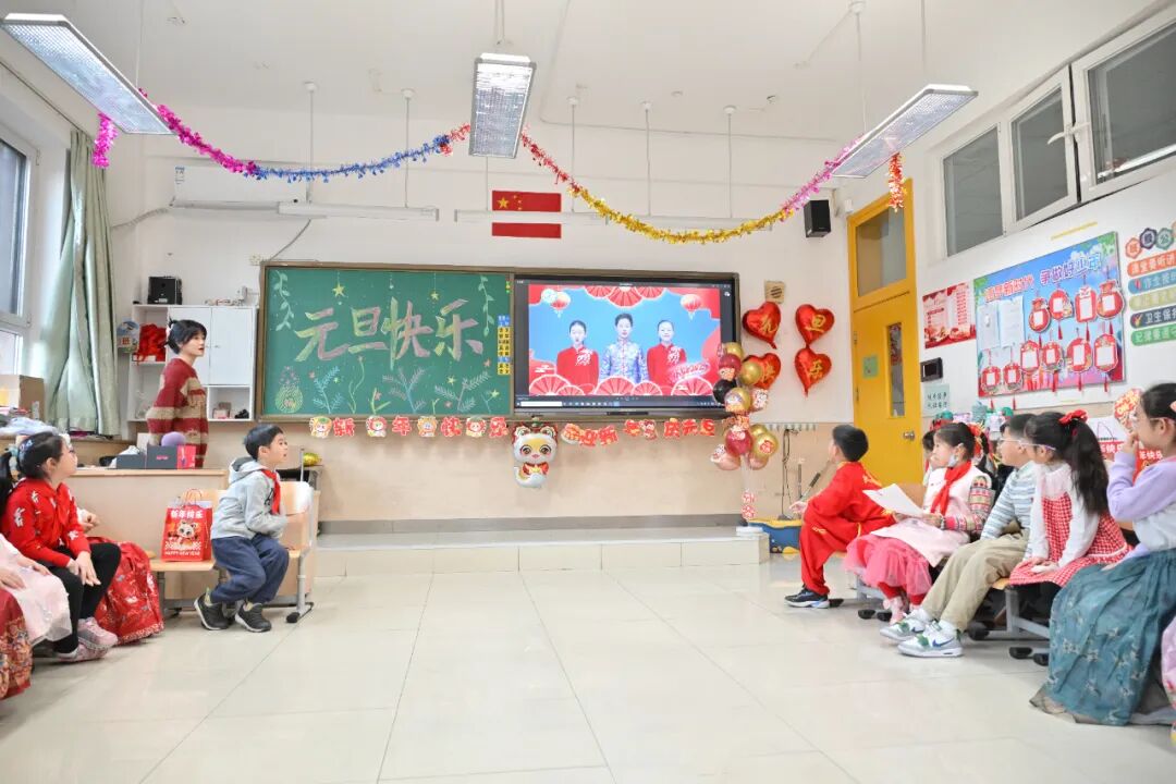 “祥蛇纳福迎新年 童趣盎然启华篇”  崇文小学2025元旦联欢活动