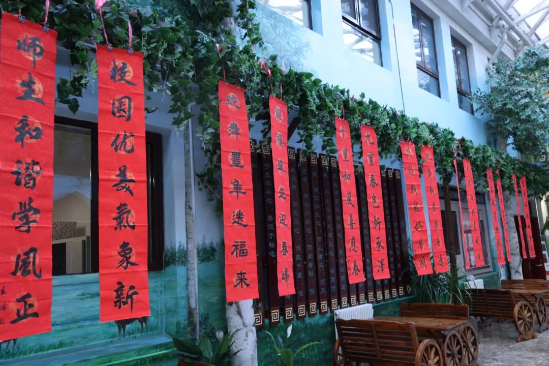 “祥蛇纳福迎新年 童趣盎然启华篇”  崇文小学2025元旦联欢活动