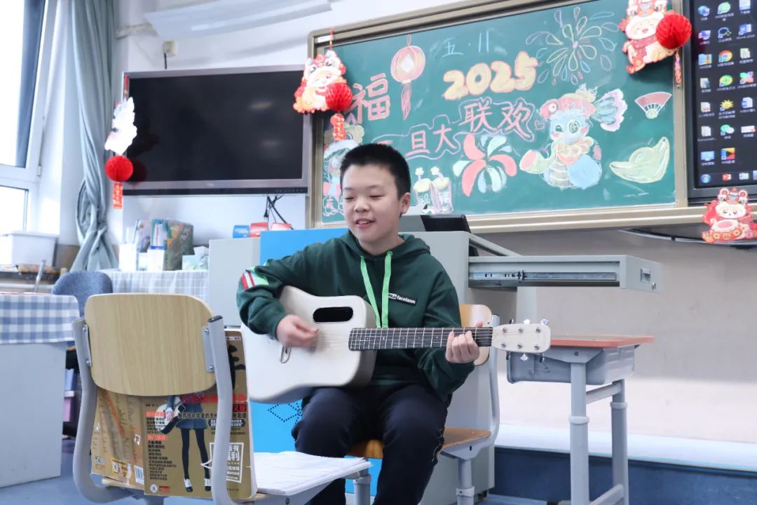 “祥蛇纳福迎新年 童趣盎然启华篇”  崇文小学2025元旦联欢活动