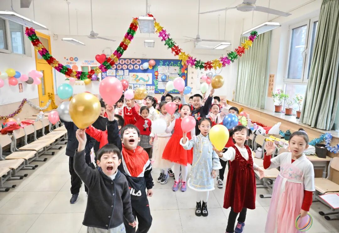 “祥蛇纳福迎新年 童趣盎然启华篇”  崇文小学2025元旦联欢活动