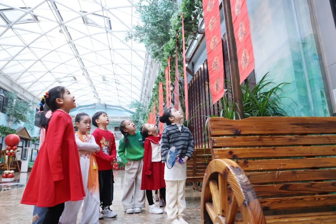 “祥蛇纳福迎新年 童趣盎然启华篇”  崇文小学2025元旦联欢活动