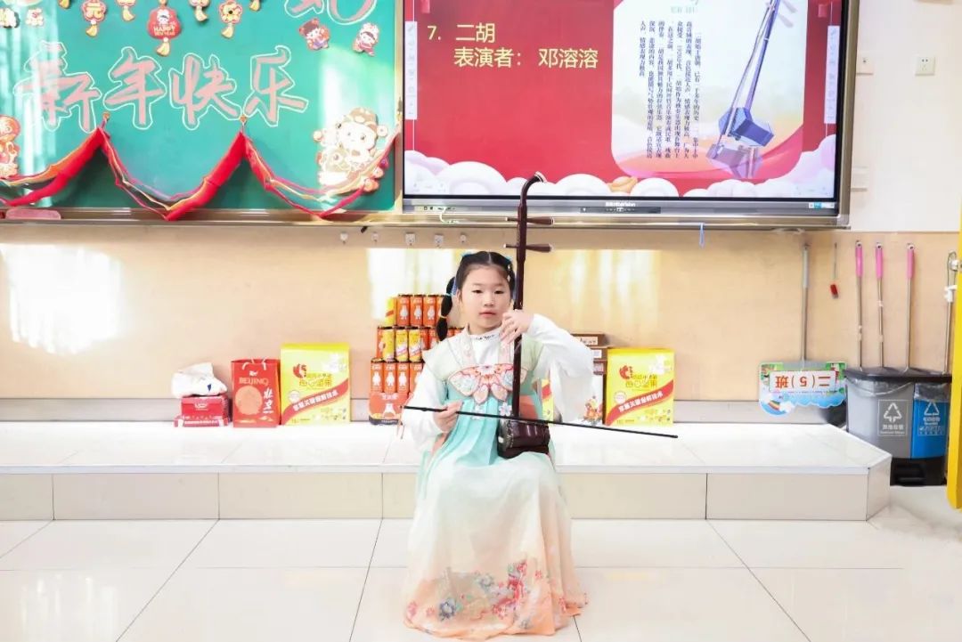 “祥蛇纳福迎新年 童趣盎然启华篇”  崇文小学2025元旦联欢活动