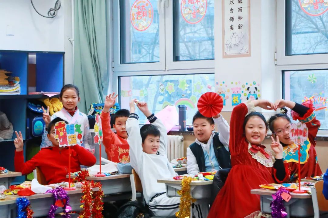 “祥蛇纳福迎新年 童趣盎然启华篇”  崇文小学2025元旦联欢活动