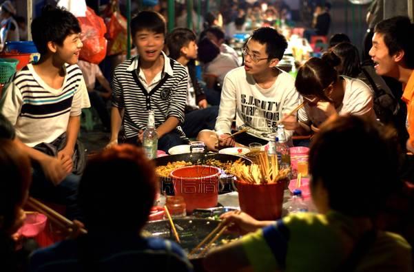 近半人因为它失眠！哪个行业的人熬夜最多？哪里人睡最晚？