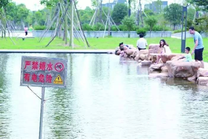 原来景观灯这么危险,小女孩广场上就碰了一下它，当场身亡…