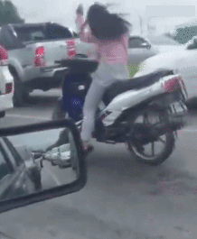 搞笑美女glf:后面的妹子明显被套路了,笑喷了!