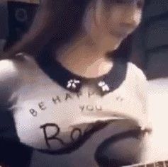 搞笑gif动图:这姑娘跑起来,真是地动山摇啊