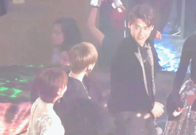 搞笑美女glf:后面的妹子明显被套路了,笑喷了!