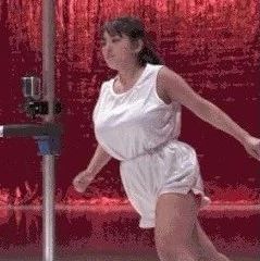 搞笑GIF:这样恶搞老婆,小哥,我只能祝你平安了