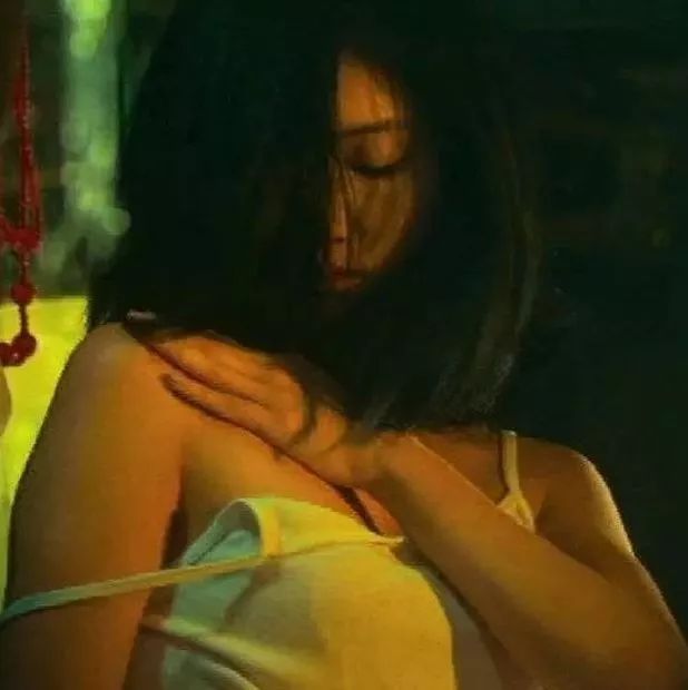 搞笑gif动图:这姑娘跑起来,真是地动山摇啊