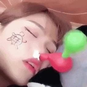 搞笑gif动图:这姑娘跑起来,真是地动山摇啊